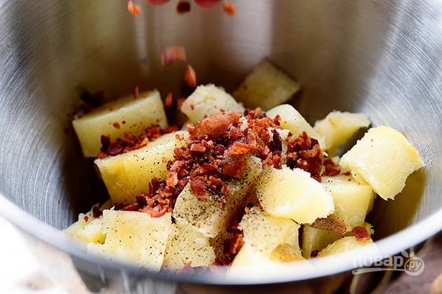 5. Смешайте сердцевины картофеля с луком, сметаной, измельченным беконом, сливочным маслом и молоком.