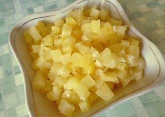 Порезать на кусочки ананас.