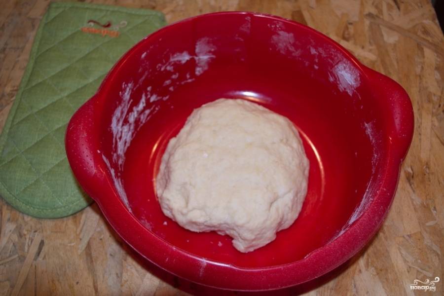 При помощи миксера замешивайте тесто, постоянно тонкой струйкой подливая кипяток. Тесто должно уплотниться, собраться в шар. В самом конце замеса влейте растительное масло — и снова замесите тесто. Получим вот такой шар.