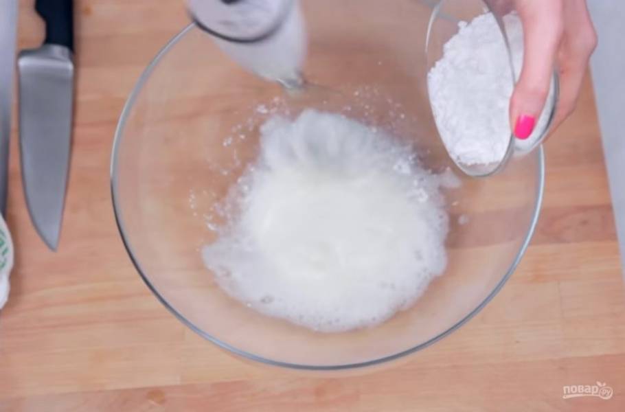 1. Белки отделите от желтков и с помощью миксера взбейте до состояния пены. Затем добавьте соль, ванилин и продолжайте взбивать, небольшими порциями добавляя сахарную пудру. 