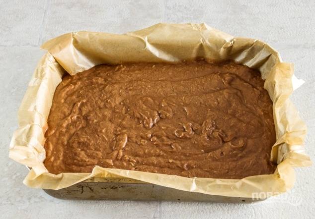 Добавьте к яйцам кабачки, муку и соду. Перемешайте. Затем введите шоколадную массу. Вылейте тесто в форму для выпечки, застеленную бумагой. Поставьте в духовку, разогретую до 180 градусов, на 30 минут. Готовый пирог остудите.