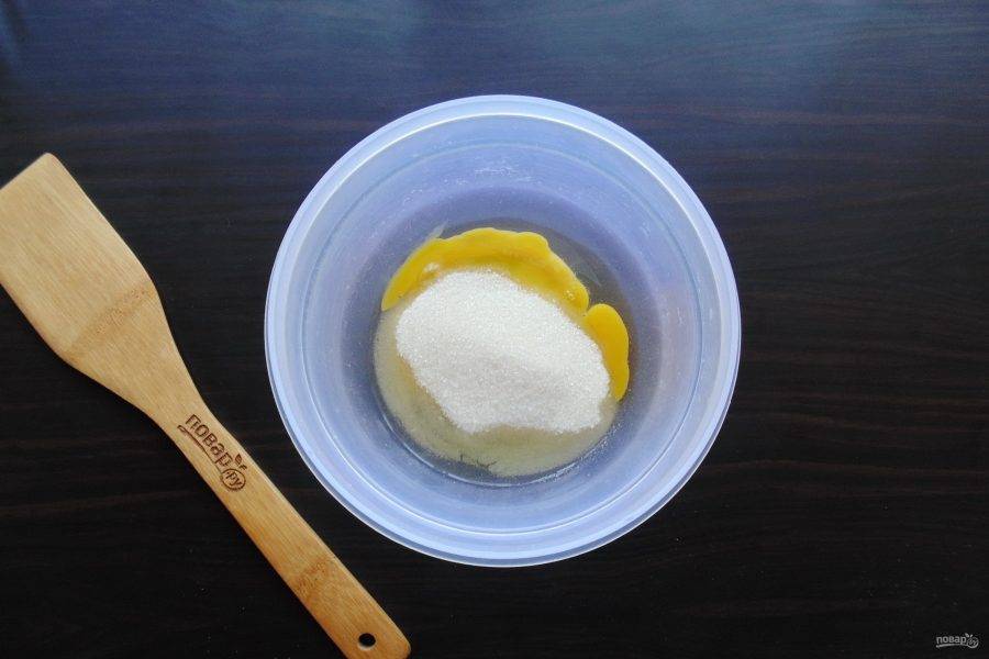 Яйцо разбейте в миску. Добавьте сахар и ванильный сахар. 