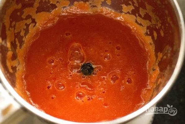 Остывшие томаты порежьте и переместите вместе с соком в блендер. Превратите в пюре.