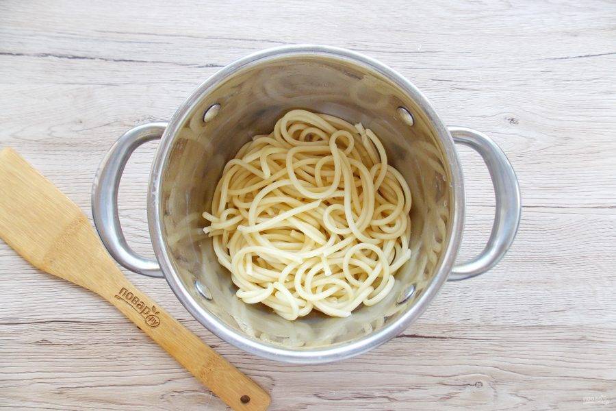 Спагетти отварите в подсоленной воде согласно рекомендации на упаковке.