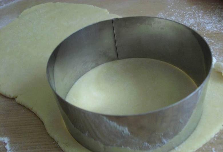 4. Раскатать тесто на присыпанной мукой поверхности и вырезать корж нужной формы. Отправить по одному в разогретую до 200 градусов духовку и выпекать около 15 минут. 