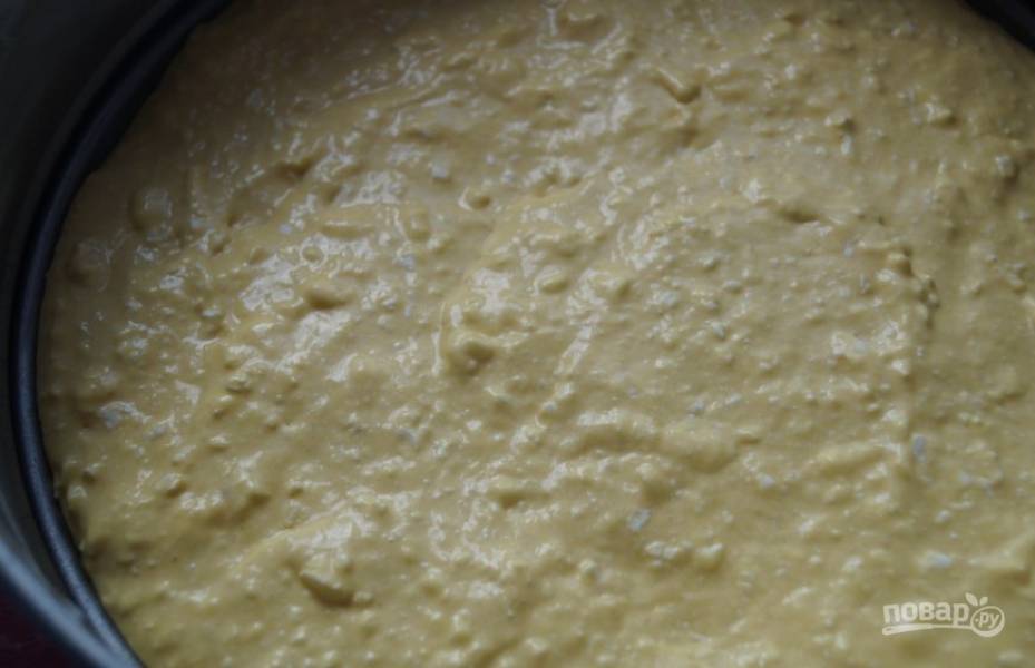 Форму для выпечки немного смажьте маслом. Влейте в неё тесто. Запекайте его в разогретой духовке при 180 градусах в течение 15 минут.