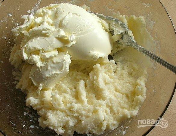 А пока булочки в духовке, сделайте крем. "Маскарпоне" соедините с оставшимся маслом и сахарной пудрой. Тщательно перемешайте крем.