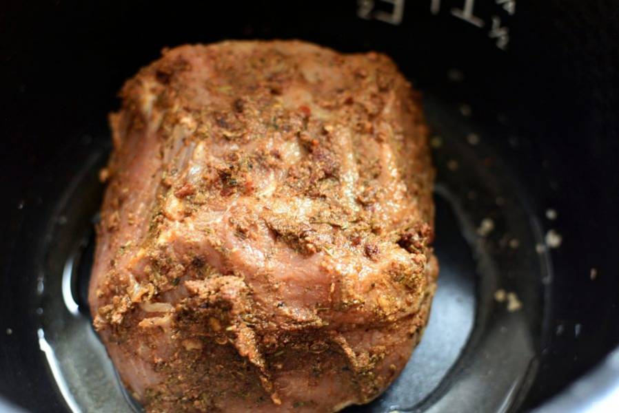 Выложите мясо в сухую чашу мультиварки и поставьте режим выпечка или   установите температуру 120 градусов. Запекайте мясо полчаса, перевернув с боку на бок несколько раз для равномерного прогревания.

