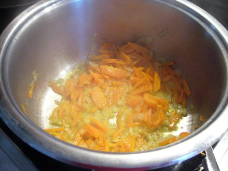 Режем морковь соломкой, измельчаем чеснок, лук. Обжарить в кастрюле на масле овощи. 