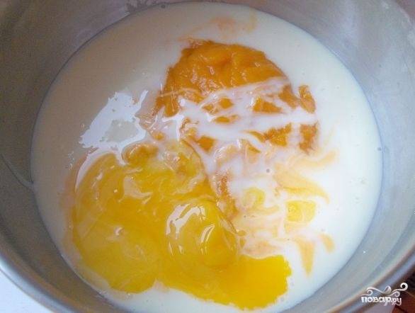 6.	2 желтка добавляем к пюре, туда же вводим сгущенное молоко, все тщательно перемешиваем.