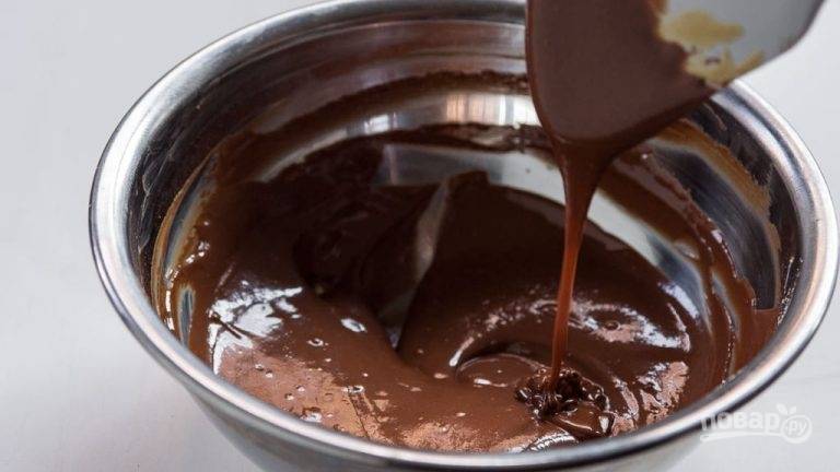 2.	Добавьте к растопленному шоколаду «Тахини», сахарную пудру и какао, перемешайте хорошенько.