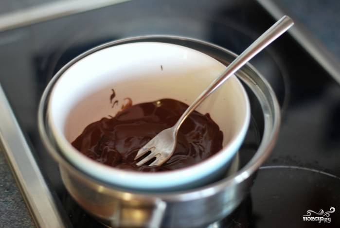 Если есть время и желание, можете приготовить глазурь и сделать украшения. Растопите шоколад на водяной бане.