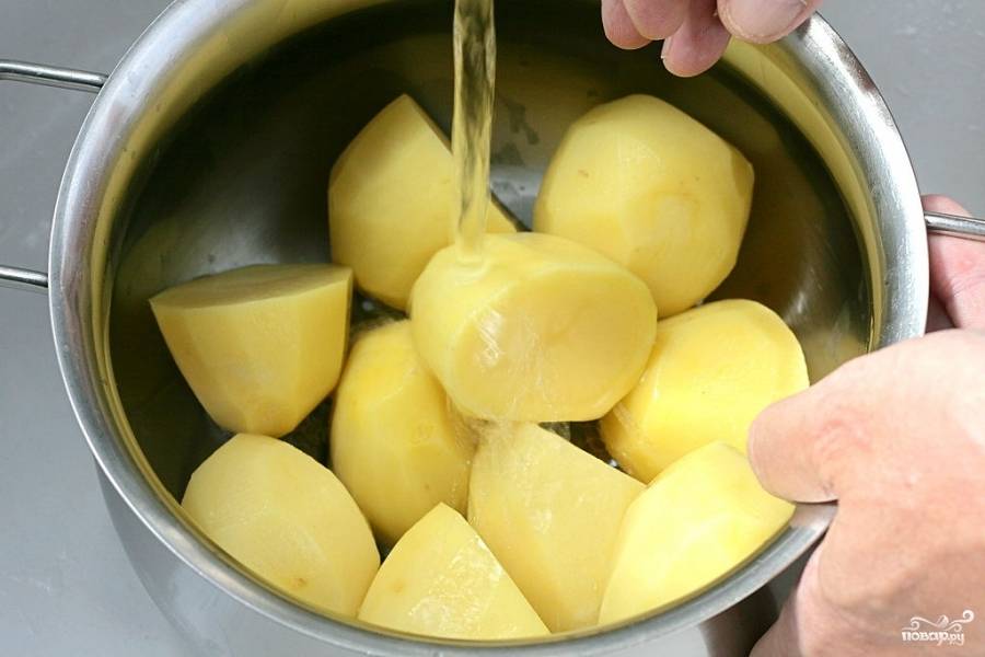 Почистите и сварите картофель. Чтобы он быстрее сварился, разделите его на несколько частей.