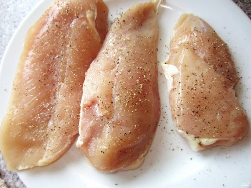 По желанию добавьте еще приправу к мясу или курице, можете немного сбрызнуть соевым соусом для пикантности.
Если вам не хватает эстрагона в соусе, можете и грудки им натереть.