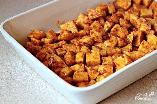 Посыпьте смесью картофель, слегка перемешайте его и поставьте в духовку запекаться на 40-45 минут, пока картофель не зарумянится и не покроется аппетитной корочкой.