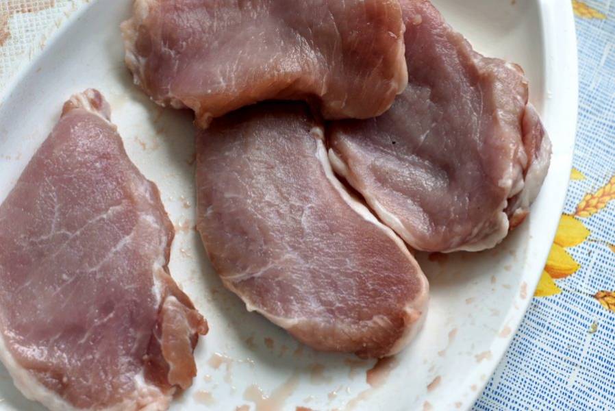 Свинину хорошо ополосните холодной водой и тщательно обсушите. Нарежьте на порционные куски. 

