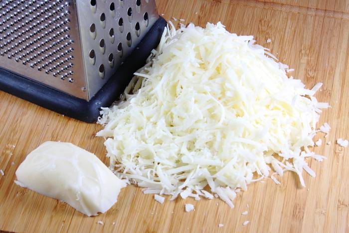 Натираем сыр на средней терке. Можно взять брынзу, сулугуни или любой другой мягкий сыр.