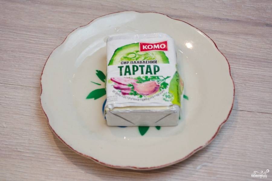 Для приготовления блюда нам необходим плавленый сырок. Я взяла вот такой сырок. Марку продукта показываю не для рекламы. У данного продукта подходящий вкус для приготовления нужного соуса.
