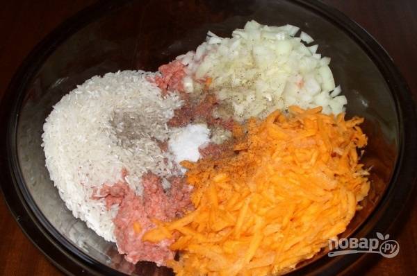 1.	Очистите и натрите морковку, мелко нарежьте лук. В миске смешайте фарш, лук, морковь, рис, посолите и поперчите, перемешайте.