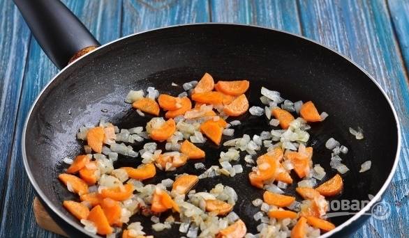 Лук и морковь очищаем, нарезаем полукольцами и отправляем на раскаленную сковороду. Обжариваем овощи на небольшом количестве растительного масла.