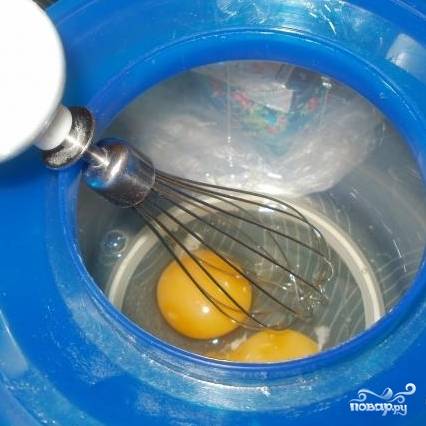 Разбить яйца в миску и взбивать миксером до образования пены.