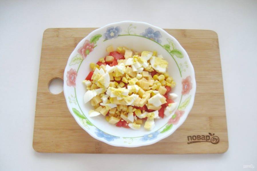 Яйца сварите вкрутую, охладите, очистите и мелко нарежьте. Добавьте в салат.
