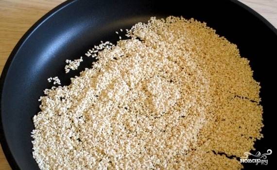1. Поджарьте кунжут на горячей сковородке, обязательно помешивая. Переложите его в стакан для блендера. В этой же сковороде обжарьте пшеничную муку.