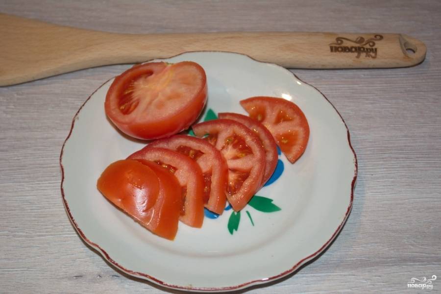 Свежий помидор нарезаем полукольцами.