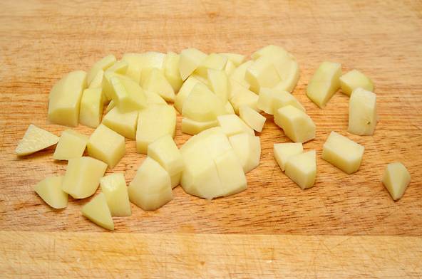 5. Очистить и нарезать небольшими кубиками картофель. 