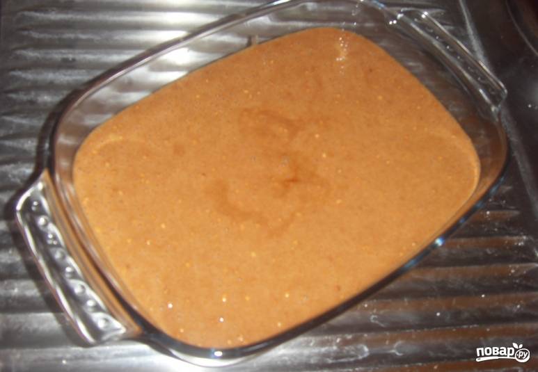 Переливаем тесто в жаропрочную форму. Выпекаем пирог в микроволновке (7 минут) или в духовке (15 минут).