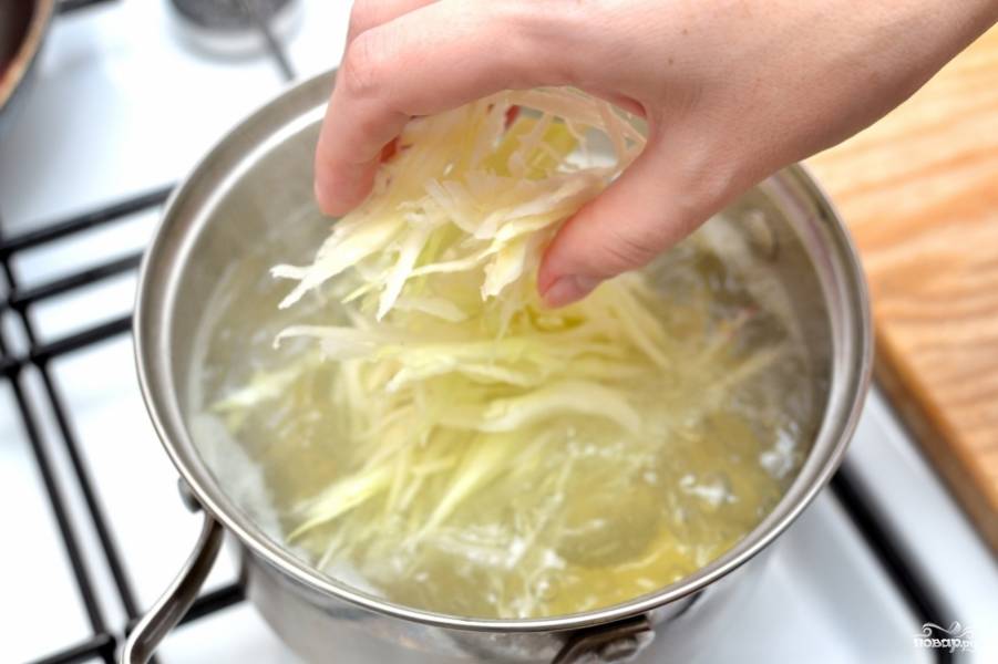 И варим 10 минут. Капуста в кастрюле. Добавление овощей в кипящую воду. Добавляем картофель в кипящую воду. Борщ с капустой.