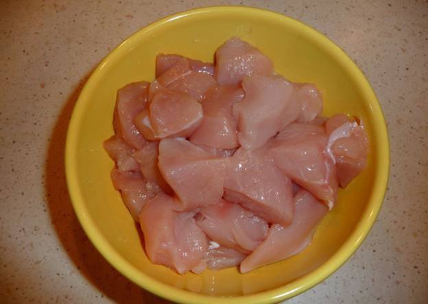 1. Классический рецепт курицы, жареной в соевом соусе предполагает использование всех частей птицы. Однако в данном случае будет только филе. Его необходимо вымыть, просушить и нарезать средними кусочками. 