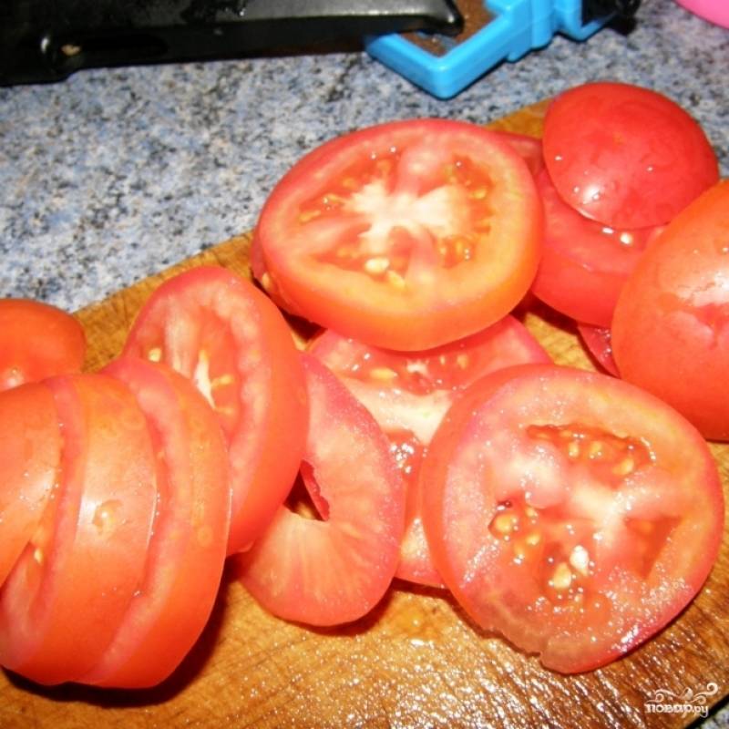 Аналогично тонкими ломтиками нарезаем и помидоры.