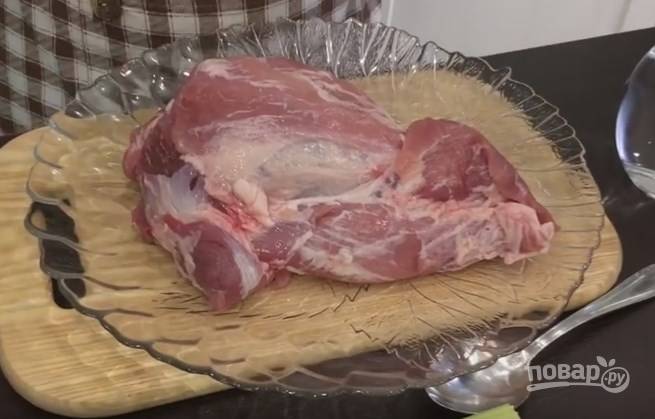 1. Для приготовления буженины я выбрала свиную лопатку, хотя в принципе можно взять любое мясо. Если любите пожирнее — возьмите ошеек, если нет — говядину.