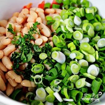 Свежую зелень (у меня - петрушка и базилик) мелко рубим и вместе с зеленым луком добавляем в салат.