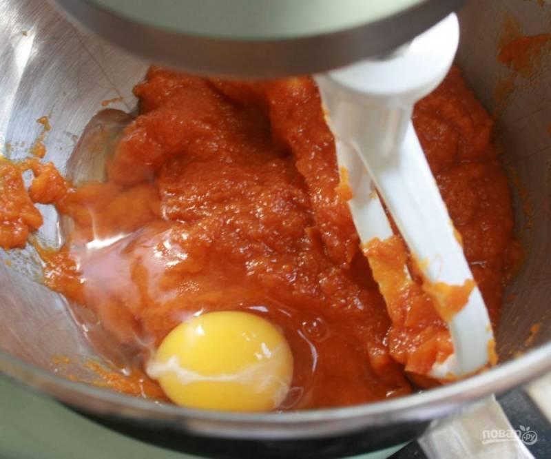 2.	Введите в чашу по одному куриные яйца, перемешивая после каждого, добавьте ваниль.