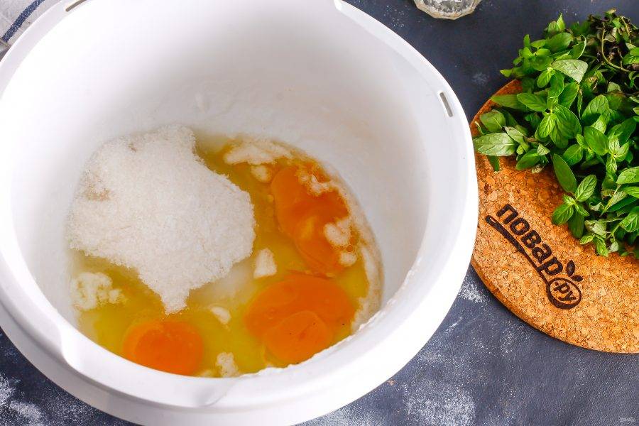 Вбейте три куриных яйца в емкость кухонного комбайна или миксера, всыпьте 1 ст. сахара и 1 щепотку соли. Взбейте все примерно 3-5 минут на высокой скорости.