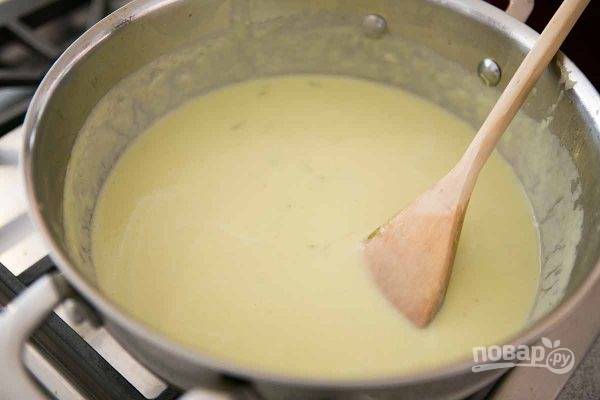 Верните суп в кастрюлю, добавьте сельдерей со сковороды, соль и перец по вкусу, добавьте сливки и вскипятите. Все готово.