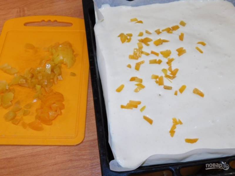 Готовое тесто распределите по противню для выпекания. Выложите нарезанные абрикосы. Поставьте в духовку, разогретую до 180 градусов, минут на 10.