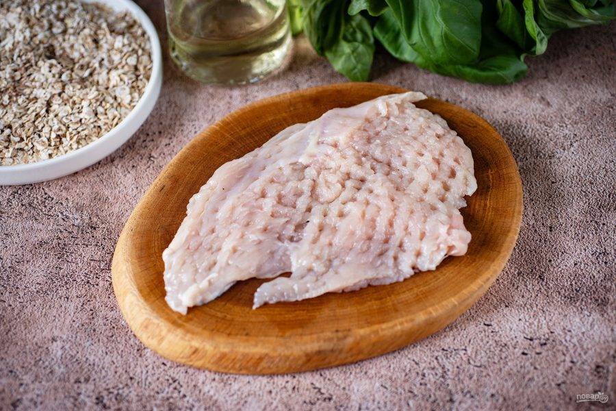 Каждый кусочек филе немного отбейте кулинарным молотком.