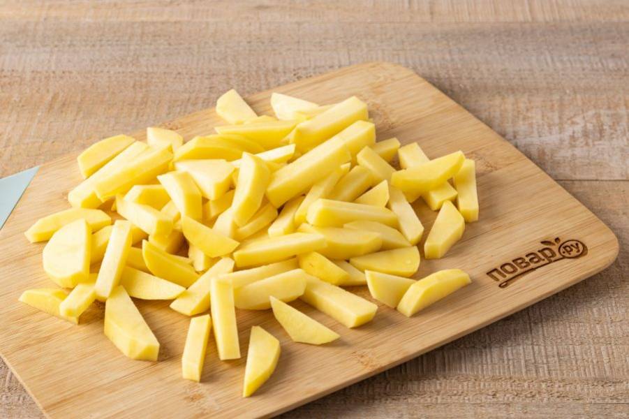 Картофель тщательно помойте, очистите от кожуры и нарежьте брусочками.