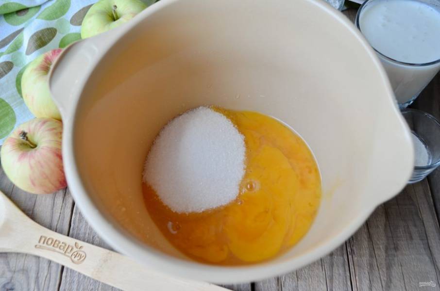 Соедините яйца с сахаром, миксером взбейте массу до увеличения ее в объеме в три раза минимум.