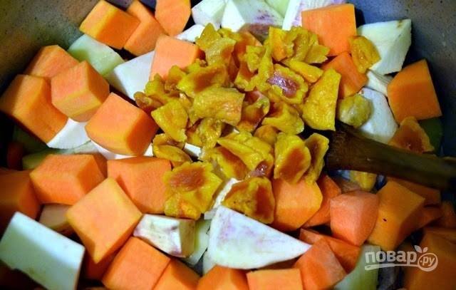 Перемешиваем и через минут 10-15 можно посолить и поперчить по вкусу. Дальше добавляем морковь, тыкву, батат, картофель и нарезанный небольшими кусочками сушеный персик.