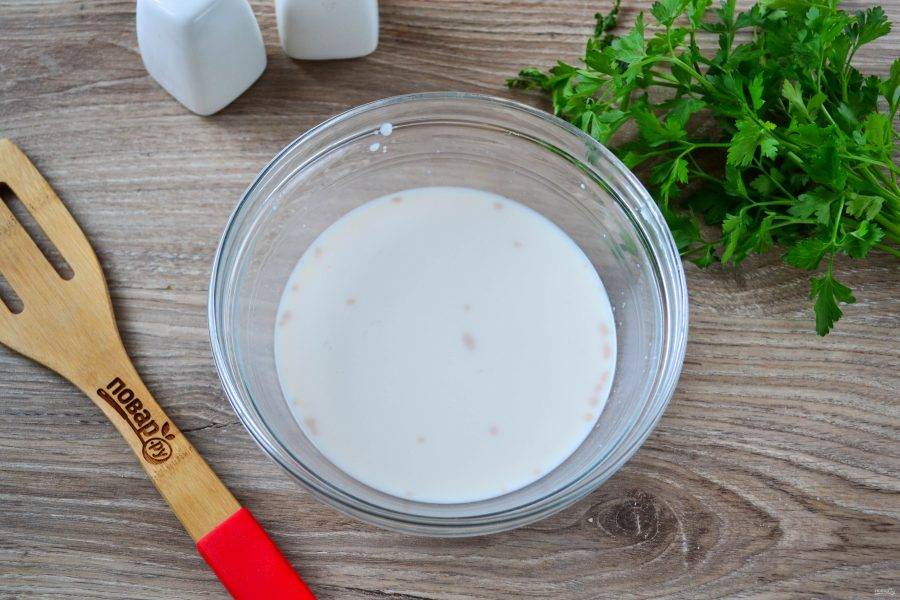 В теплом молоке (примерно 30-35 градусов) растворите дрожжи, добавьте 1 ст. л. сахара и оставьте на 10 минут, чтобы дрожжи начали действовать.