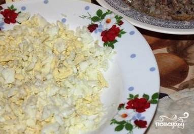 1. Отличный вариант закуски - лаваш с сайрой яйцами и сыром. Для приготовления рулета нам понадобится консервированная сайра в масле, сыр (твердый или плавленный - по вашему вкусу), а также майонез и самый главный ингредиент - лаваш. Из сайры нужно удалить все косточки, после чего рыбу следует помять вилкой. Яйца отварите вкрутую и нарежьте кубиками, а сыр натрите на средней терке.