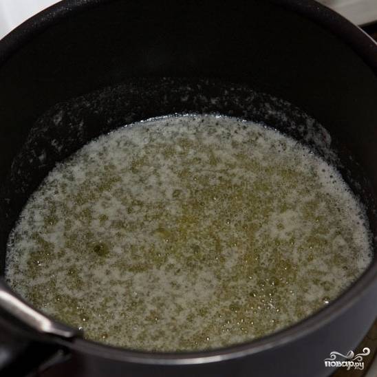 Теперь настало время приготовления соуса бешамель. Кладем сливочное масло в кастрюльку, ставим на средний огонь, растапливаем масло.