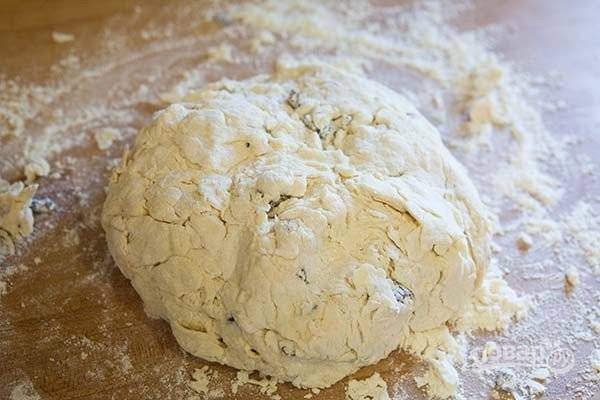 3.	Выложите тесто на стол, присыпанный мукой, сформируйте круглую буханку хлеба.