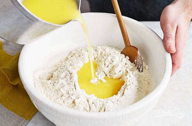 1. Замесите тесто: смешайте муку, соль, два яйца, растопленное сливочное и кокосовое масло.