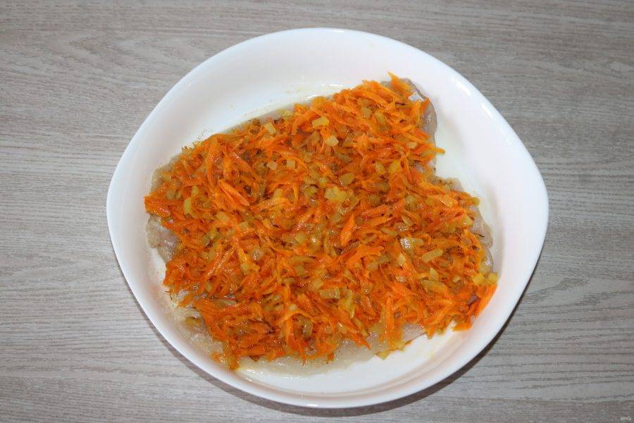 На рыбу выложите жаренную морковь с луком.