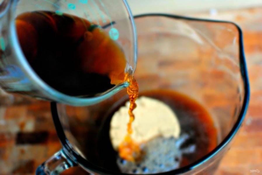 6. В чашу насыпьте сахар и залейте его свежесваренным растворимым кофе и уксусом.